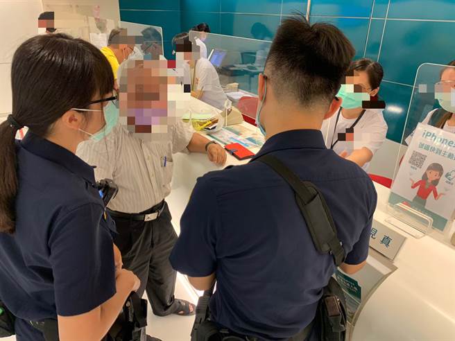 高雄一名老翁匯款助想要协助叙利亚「女将军」来台当媳妇，在柜台遭警拦阻险遭诈，怒斥「大混蛋」。(戴志扬翻摄)