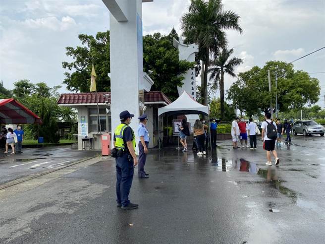 台南市白河警分局今天一早派遣员警执行交通疏导。（读者提供／张毓翎台南传真）