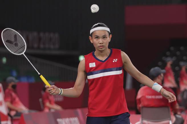 小戴屏气凝神望着球。(季志翔/摄)