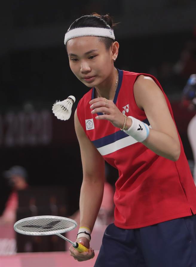 小戴屏气凝神准备发球。(季志翔/摄)