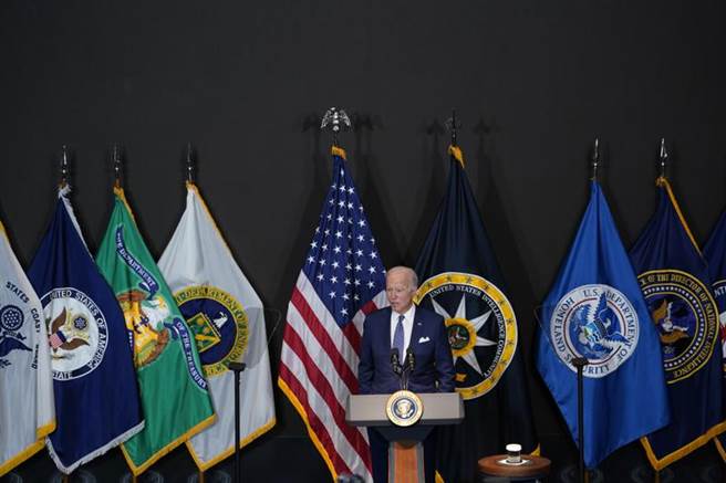 拜登在拜访ODNI时警告，如果美国与大国发生战争，导火线很可能是网路攻击。(图/美联社)