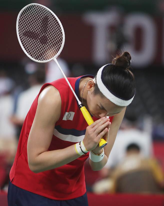 赢球后也展现风度向对方致意。(季志翔/摄)