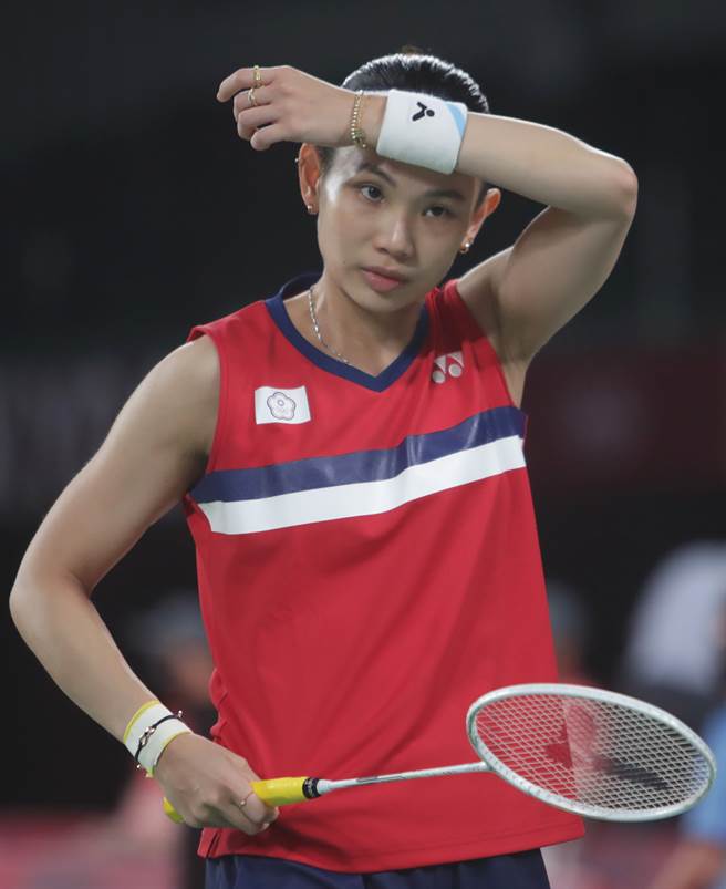 透过空檔时间休息擦汗。(季志翔/摄)