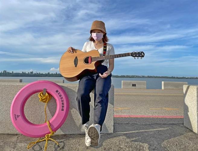 5名金大毕业生以集体原创歌曲「浯岛四年」记录砥砺求知的大学生活，用洋溢青春怀想的旋律和海阔天空的场景，传达对4年美好时光另一种骊歌初动，缱绻依依的离情。（金大提供）