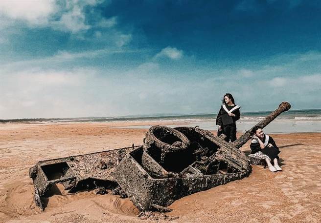 欧厝海滩的「沈睡战车」是新歌的MV场景之一。（金大提供）