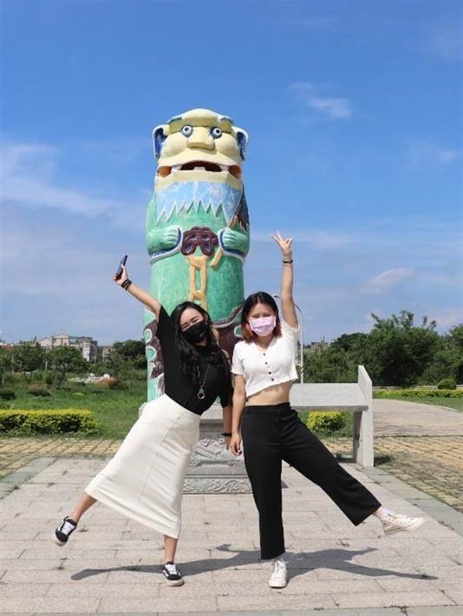 金门岛上最高大的安岐风狮爷，也是同学们寻访乡野传说的景点之一。（金大提供）