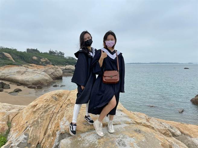 曾经硝烟瀰漫的金门海边，留下金大毕业生的美好回忆。（金大提供）