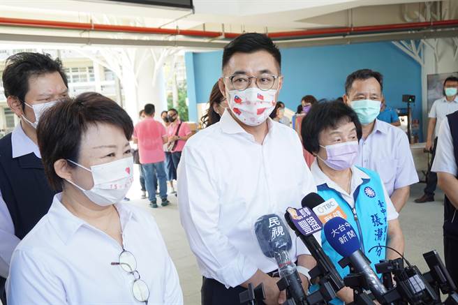 国民党主席江启臣（中）回应蔡英文总统完成高端预约登记。（王文吉摄）