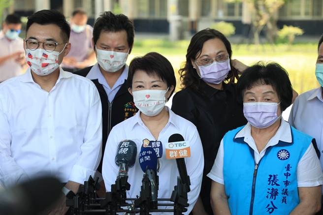 中央要求停打国高中教职员工及公车司机疫苗，台中市长卢秀燕（中）受访时态度强硬表示「势在必行」。（王文吉摄）