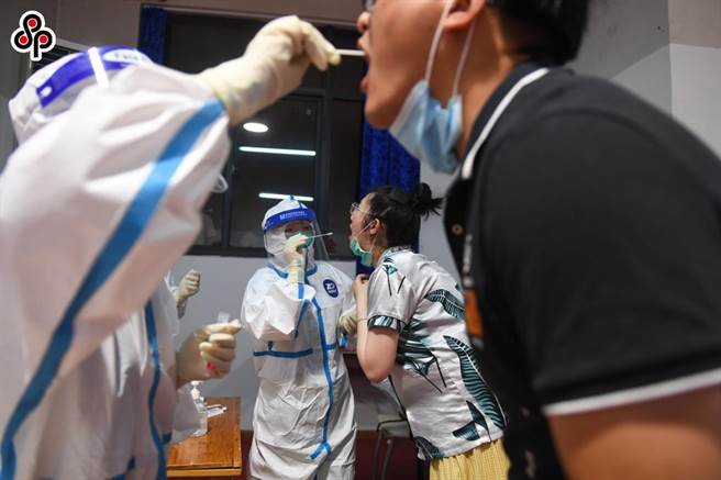 大陸各級衛健委，新增本土確診病例55例，江蘇48例（南京47例），張家界成熱點，四省動員。圖為7月25日凌晨，在南京市江寧區秣陵街道高爾夫國際花園小區核酸檢測點。（新華社）