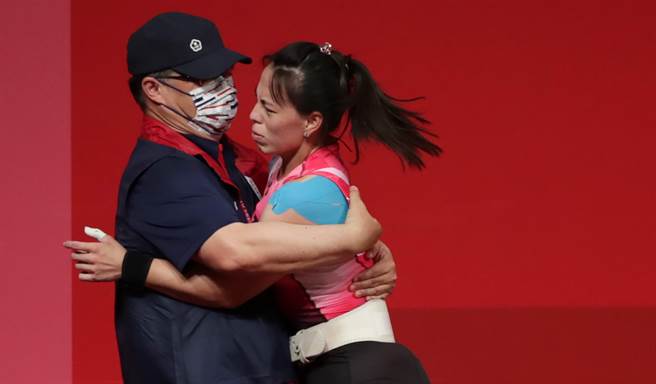 郭婞淳（右）和教练林敬能拥抱庆祝奥运夺金。（资料照／记者季志翔摄）