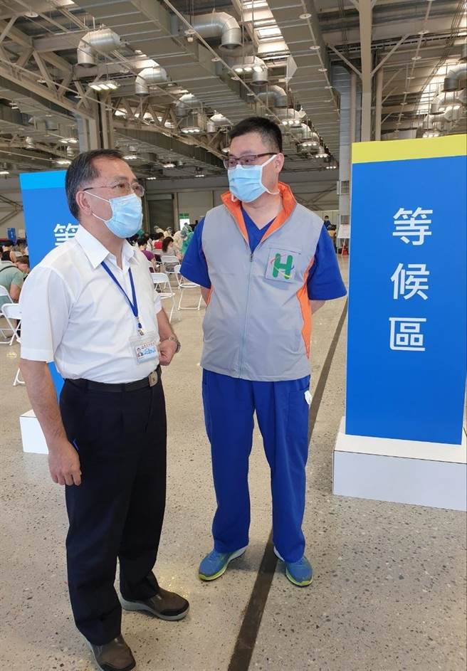 蔡炳坤今到花博爭豔館視察國高中職教職員疫苗施打狀況。（北市府提供／游念育台北傳真）