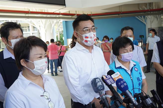 國民黨主席改選受疫情延宕，江啟臣（中）回應主席延任及改選期程議題。（王文吉攝）