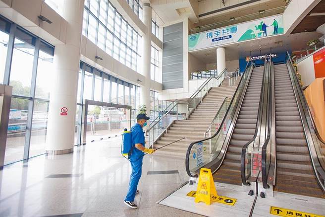 南京祿口機場監管不力，致清潔人員成為防疫破口。圖為南京汽車客客運站內，工作人員正在消毒。（中新社）