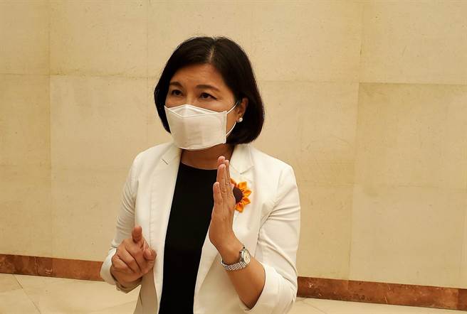 中央原預定分配給雲林縣1萬4200劑AZ疫苗，今臨時通知只能撥補5000劑，雲林縣長張麗善今宣布7月31日至8月4日雲林縣各醫療院所暫停施打，將以簡訊通知改期原地施打。（周麗蘭攝）