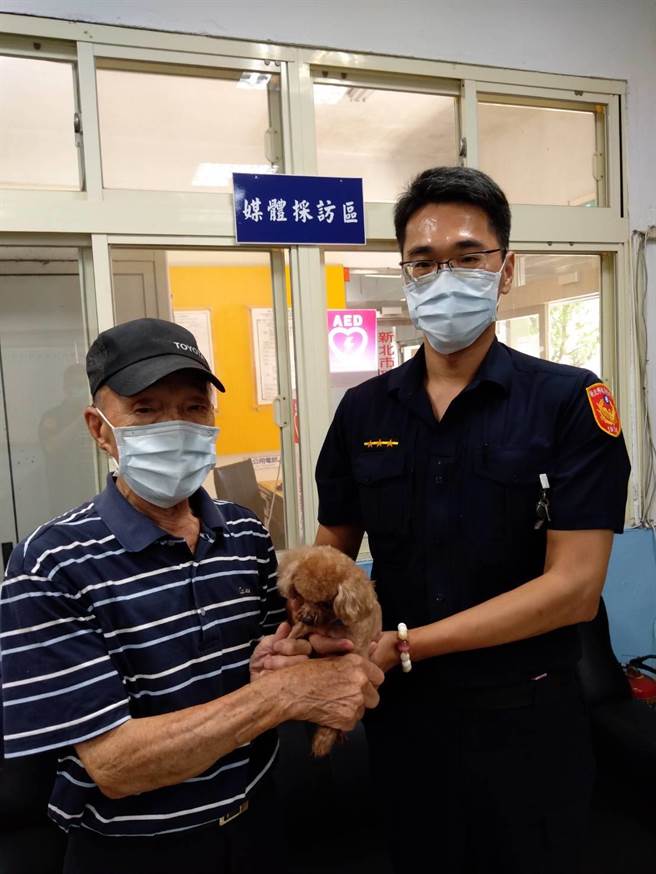 瑞芳员警协助饲主寻回爱犬。（瑞芳分局提供）