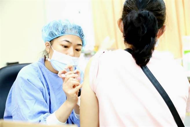 台南國高中教育人員已於26日接種疫苗。（台南市政府提供／曹婷婷台南傳真）