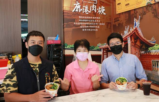 市议员黄守达（右）与升平里长萧行凯（左）共同宣传，预计将爱心媒合给更多有需求的团体。（市议员黄守达服务处提供）