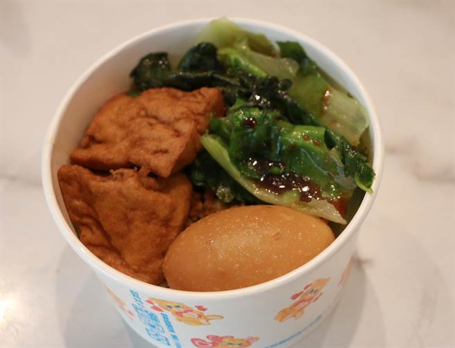 一份特餐内容有饭有蛋有菜，可供一顿温饱。（市议员黄守达服务处提供）