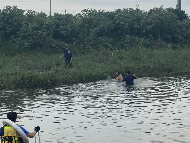 赵嫌偷窃失风，欲水遁仍遭警方逮捕。(警方提供)