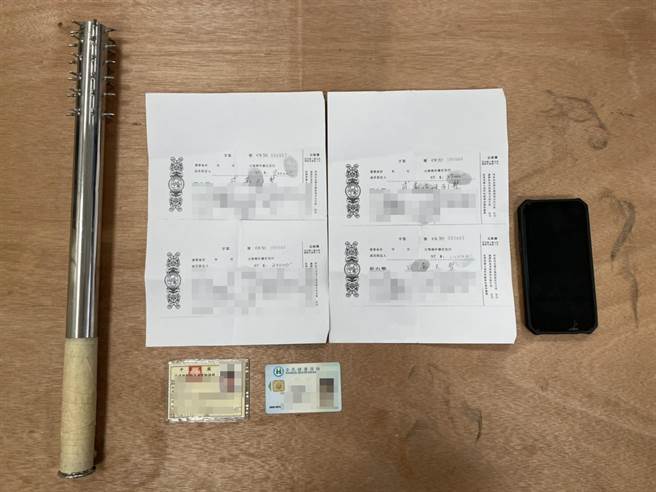 中坜警破获暴力讨债集团起出相关证物。(警方提供／吕筱蝉桃园传真)