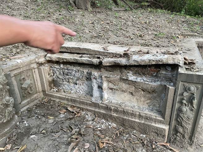 黄家墓园石雕大师蒋馨以青斗石打造、雕工精致的石雕作品被挖走。（鹿港警分局提供／吴敏菁彰化传真）