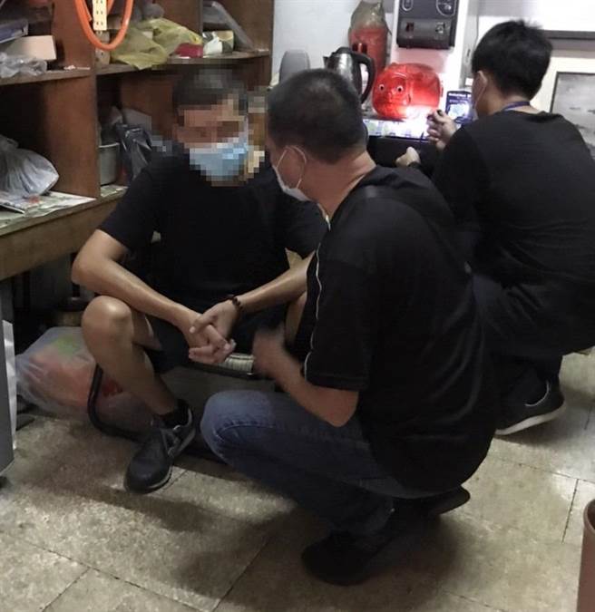 黄家墓园石雕大师蒋馨以青斗石打造、雕工精致的石雕作品被挖走。（鹿港警分局提供／吴敏菁彰化传真）