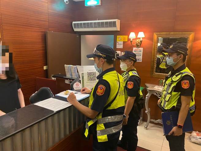 中和警方降级首日执行扩大临检。（中和分局提供）