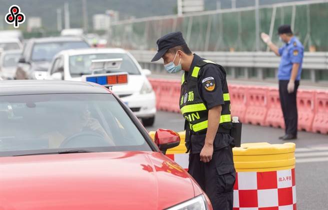 南京一计程车司机确诊，同社区343人已全部集中隔离。图为7月25日江苏南京沪蓉高速收费站出城方向，联合对驾乘人员查验健康码和48小时内核酸检测阴性证明。（中新社）