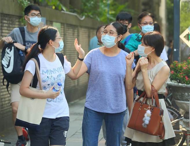 110学年度大学指考28日登场，考生们依规定戴口罩，抵达北市成功高中考场，无法入内陪考的家长在门口给子女鼓励。（张铠乙摄）

