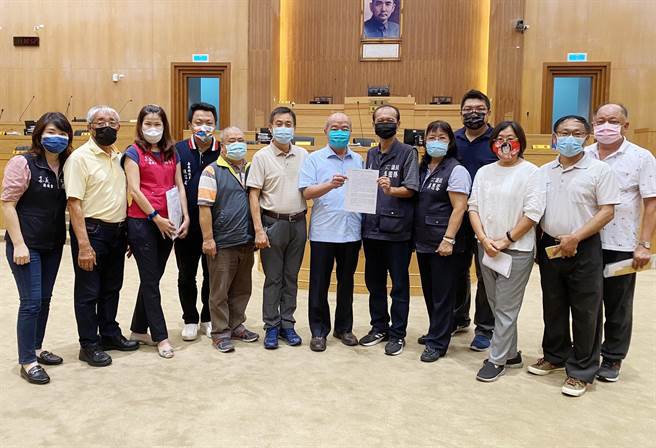 嘉义县会国民党、无党籍议员联手在第19届第5次定期会上提临时动议，要求县府向中央建议普发现金。（吕妍庭翻摄）