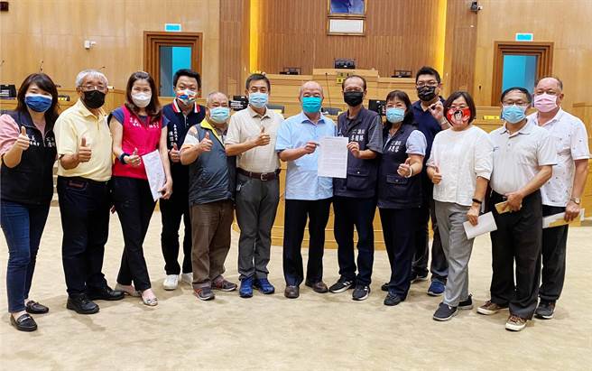 嘉义县会国民党、无党籍议员联手在第19届第5次定期会上提临时动议，要求县府向中央建议普发现金。（吕妍庭翻摄）