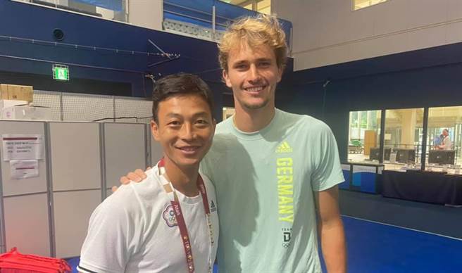 小祖维瑞夫（右）得知卢彦勋打完东奥封拍退休，特地过来寒暄，两人也合影留念。（卢威儒提供）