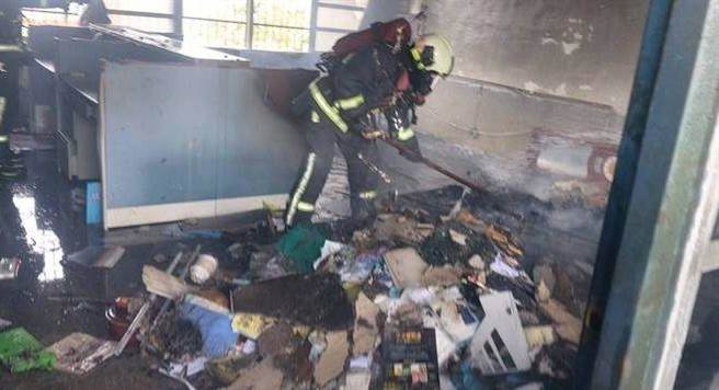 台中海线某偏乡国中废弃校舍发生大火，火调追查发现3名国中生抽菸烧纸酿祸。（台中市消防局提供／王文吉台中传真）