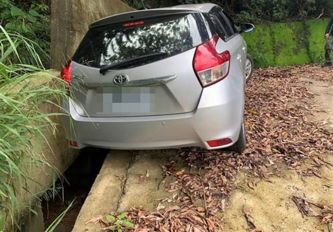 张姓及龚姓两位50多岁的闺蜜在太平头汴山区迷途驾驶的自小客车欲迴转时左侧轮胎又卡在山沟中。（台中市太平警分局提供／冯惠宜台中传真）