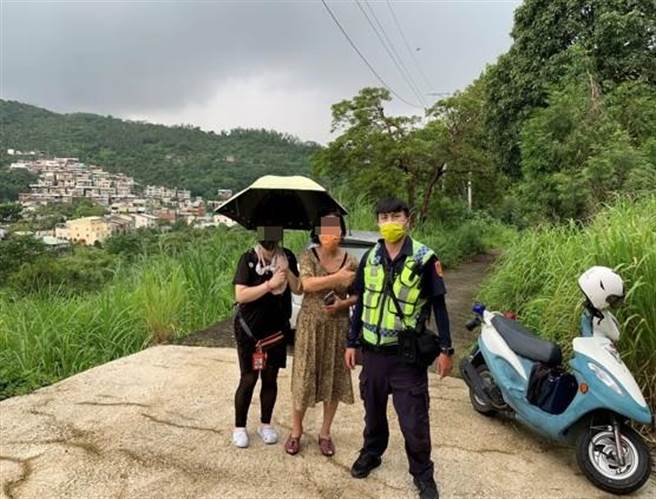 张、龚两位女子脱困后频向警方道谢。（台中市太平警分局提供／冯惠宜台中传真）