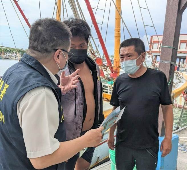 移民署南区事务大队高雄市第二服务站日前至弥陀区拜会渔会总干事林子清（右），向港区的外籍渔工宣导防疫措施。（移民署提供／林瑞益高雄传真）