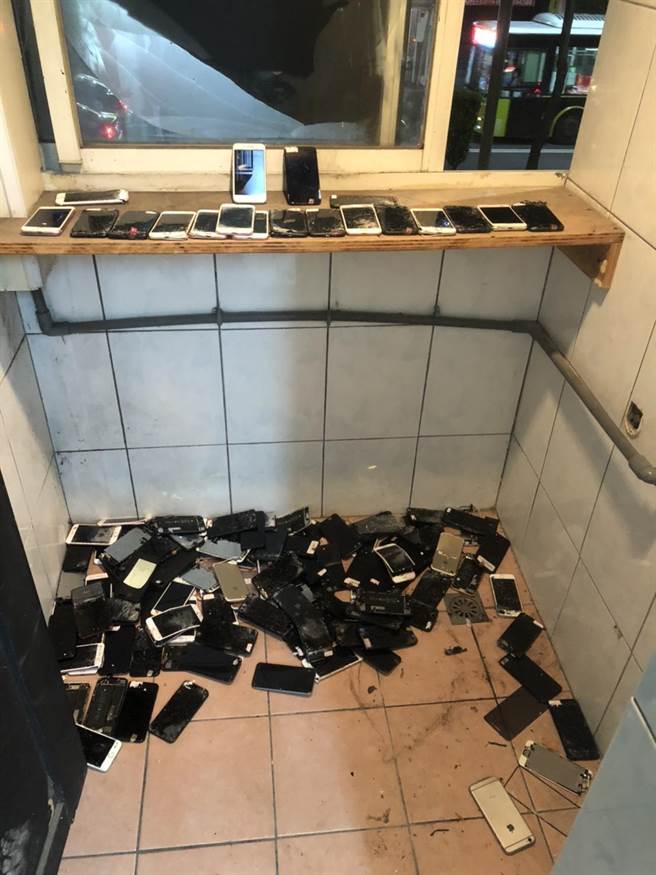 犯罪集团成员集中销毁手机，企图湮灭罪证。（王扬杰翻摄）