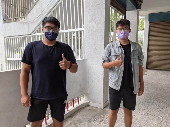 左营高中学生蔡宗翰（左）、薛德圣。（曹明正摄）