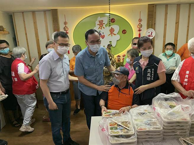 国民党前主席与国民党台北市议员罗智强，共同出席在台北市文山区举办的「幸福保卫站」发放爱心餐盒活动。（张薷摄）