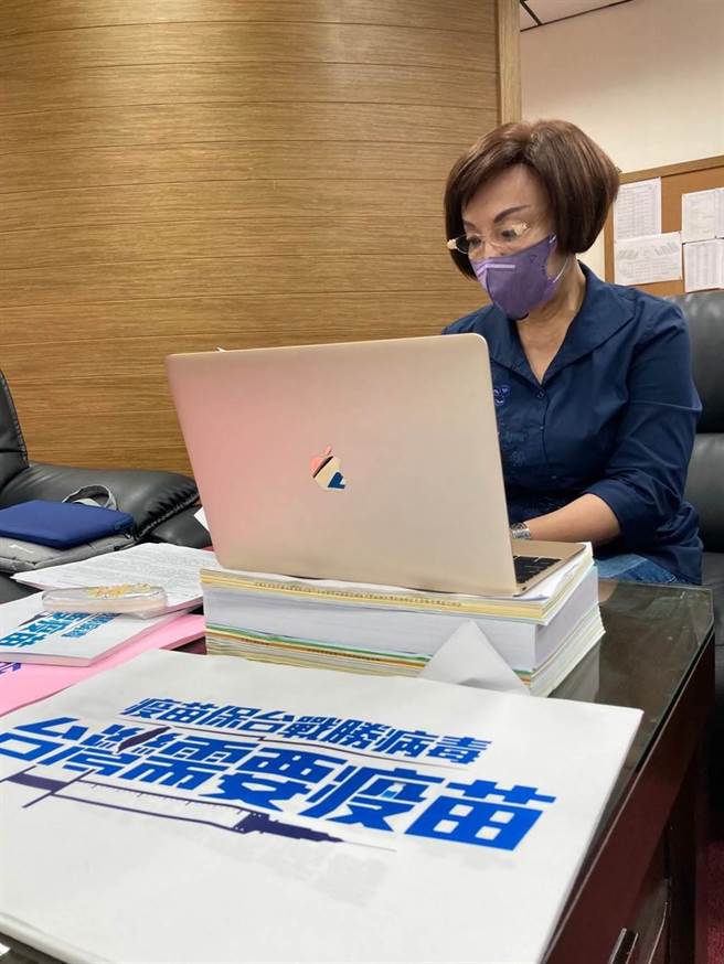 高雄市议会国民党团总召童燕珍今（28）日指出，党团已发起连署，要求高雄市政府应以正式公函向中央建议普发现金1万元纾困。（柯宗纬翻摄）