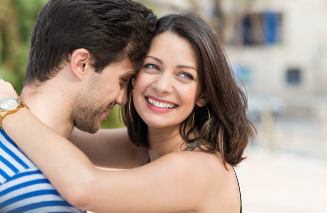 在下半年，双鱼座、处女座、天秤座以及生肖属蛇、鸡、狗的人桃花运最旺，有机会顺利脱单闪婚。（图／Shutterstock）