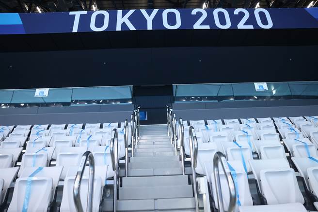 日本東京確診人數攀升，為了防堵病毒在奧運擴散，2020東京奧運不開放觀眾採閉門比賽。27日在東京水上運動中心舉辦的游泳賽事，因無觀眾，現場空蕩蕩。（中央社）