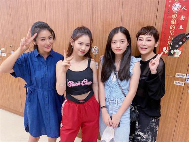 王彩桦（右）带两个女儿到棚内和戏里女儿叶家妤合影。(民视提供)
