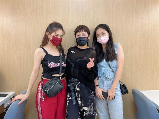 王彩桦带两个女儿到棚内。(民视提供)