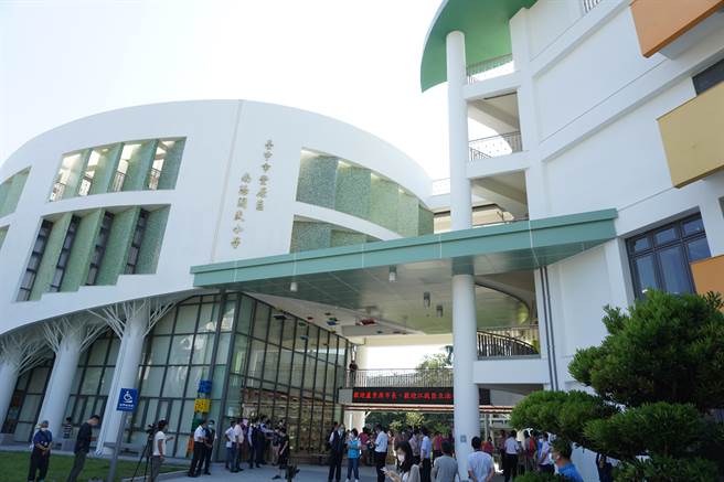 台中市师生数最多的南阳国小完成仁爱、信义楼拆除重建工程。（王文吉摄）