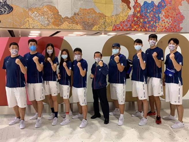 谢长廷与28日回国的我国奥运选手合照。(图翻摄自谢长廷脸书)