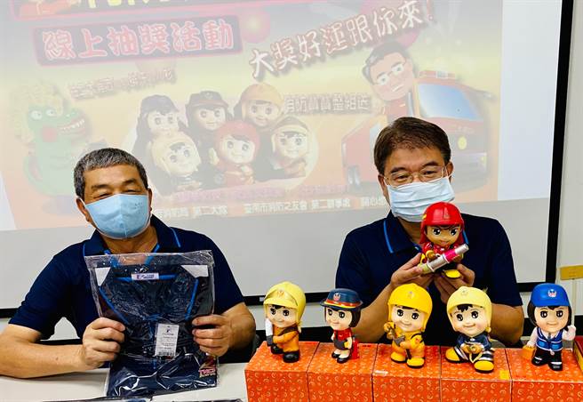 台南市政府消防局第二救災救護大隊推出臉書按讚留言抽獎活動，有消防寶寶公仔、二大LOGO POLO衫。（讀者提供／劉秀芬台南傳真）