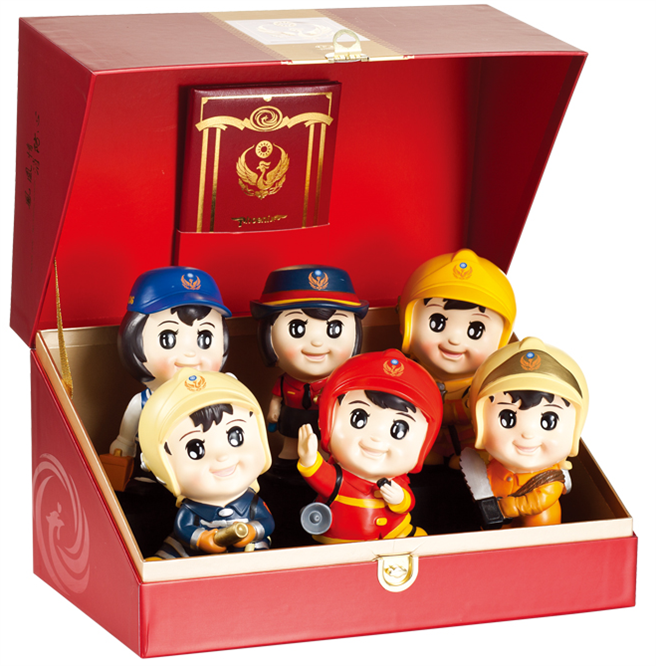 台南市政府消防局第二救災救護大隊推出臉書按讚留言抽獎活動，有消防寶寶公仔、二大LOGO POLO衫。（讀者提供／劉秀芬台南傳真）