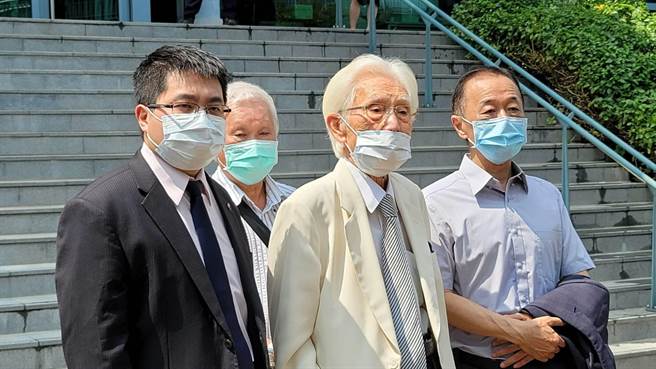 「制宪意向公投」遭中选会驳回，提案人辜宽敏（右二）提行政诉讼救济，28日赴台北高等行政法院开庭。（黄捷摄）